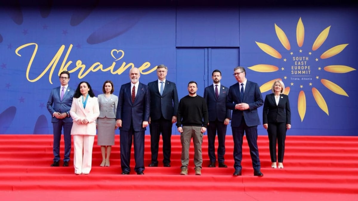 El presidente ucraniano, Volodimir Zelenski, rodeado por los líderes balcánicos