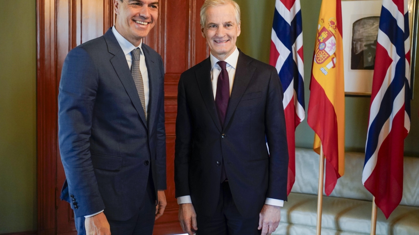 Oslo (Norway), 12/04/2024.- Spanish Prime Minister Pedro Sanchez (L) meets with his Norway counterpart Jonas Gahr Stoere at the government's representation facility at Parkveien 45, in Oslo, Norway, 12 April 2024. They will, among other things, discuss the war in the situation in the Middle East region. (Noruega, España) EFE/EPA/Terje Pedersen NORWAY OUT