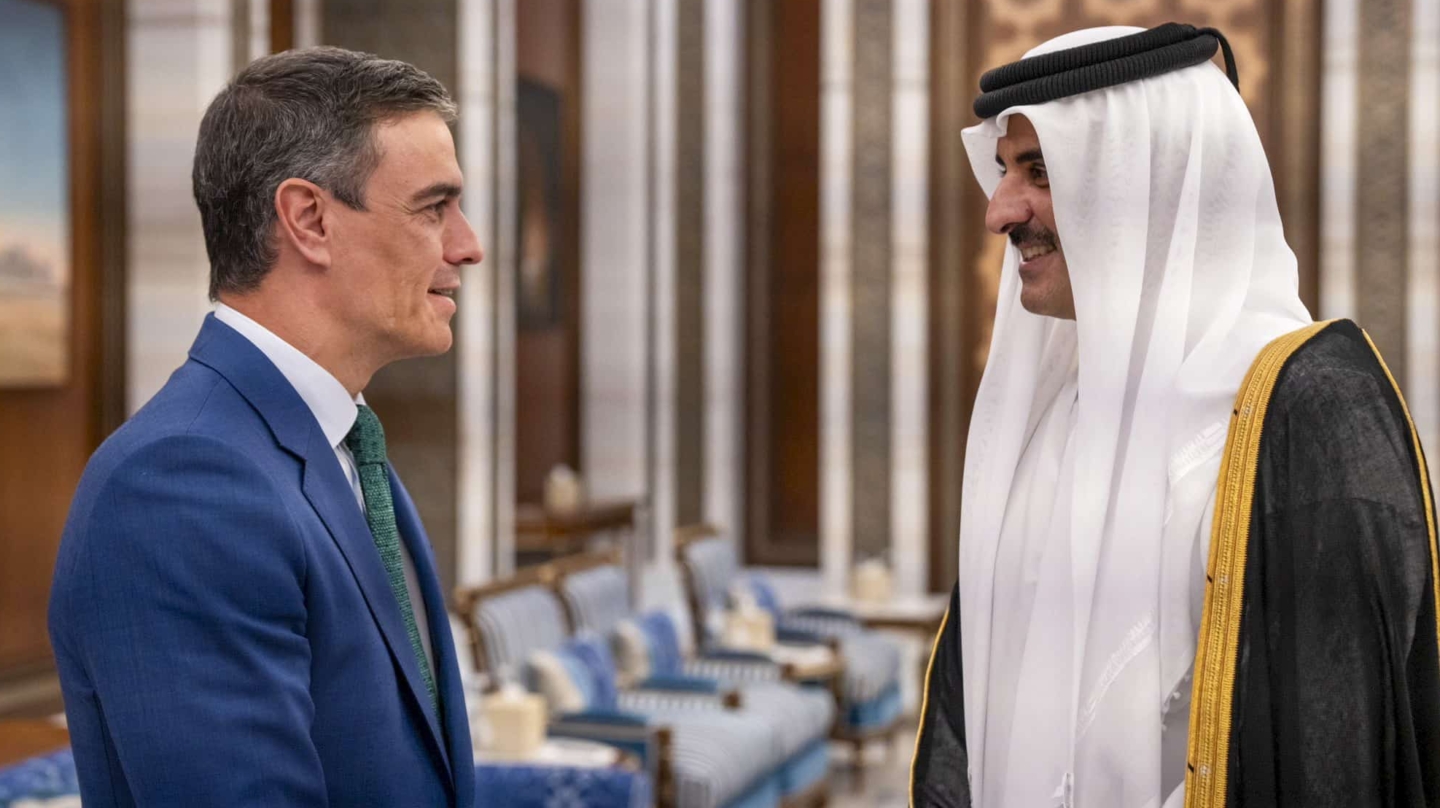 Doha (Qatar), 03/04/2024.- A handout photo made available by the Qatar News Agency shows Spain's Prime Minister Pedro Sanchez (L) meeting with Qatar's Emir Sheikh Tamim bin Hamad al-Thani (R) at Lusail Palace in Doha, Qatar, 03 April 2024. (España, Catar) EFE/EPA/QATAR NEWS AGENCY / HANDOUT HANDOUT EDITORIAL USE ONLY/NO SALES HANDOUT EDITORIAL USE ONLY/NO SALES