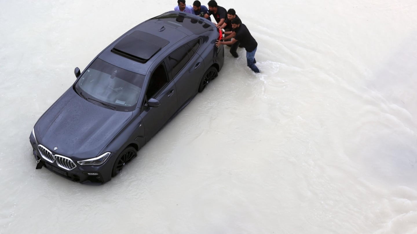 Inundaciones en el desierto: Emiratos vive el peor episodio de lluvias en 75 años