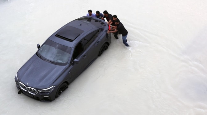 Inundaciones en el desierto: Emiratos vive el peor episodio de lluvias en 75 años