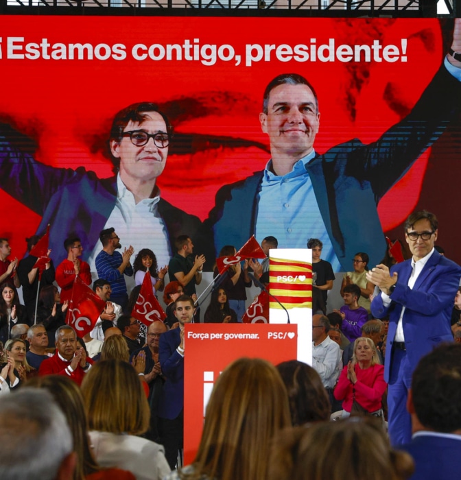 Sánchez roba el plano a los candidatos del 12M en el arranque de la campaña catalana 