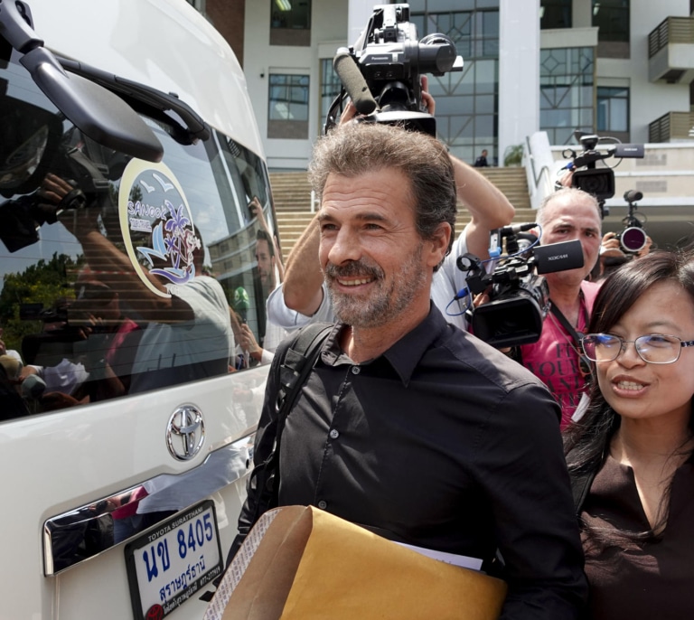 El abrazo de Rodolfo Sancho al abogado de Edwin Arrieta y otros detalles del juicio en Tailandia