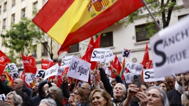 Extasis por Sánchez en Ferraz: camisetas, banderas y un ¡quédate! al son de Quevedo