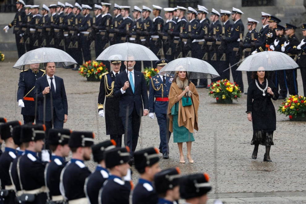 Los reyes de España, Felipe VI y Letizia, acompañados por el primer ministro neerlandés en funciones, Mark Rutte, y por la alcaldesa de Ámsterdam, Femke Halsema, realizan una ofrenda floral ante el Monumento Nacional en el marco de su visita de Estado a los Países Bajos, este miércoles, Plaza Dam de Ámsterdam.