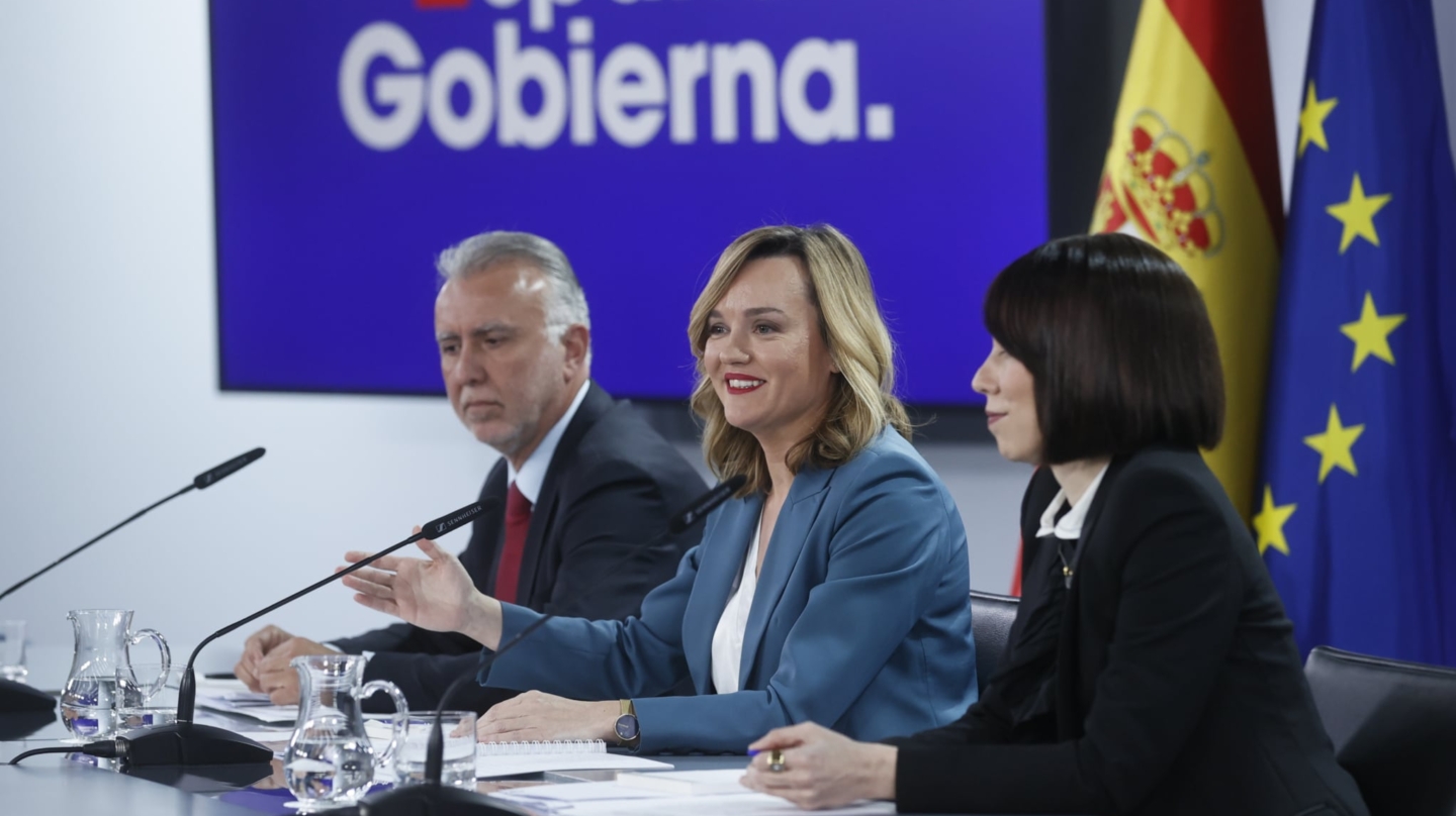 La portavoz del Gobierno, Pilar Alegría, con los titulares de Política Territorial y Memoria Democrática, Ángel Víctor Torres, y Ciencia, Innovación y Universidades, Diana Morant (d), este 2 de abril de 2024 en la rueda de prensa posterior al Consejo de Ministros, en la Moncloa.