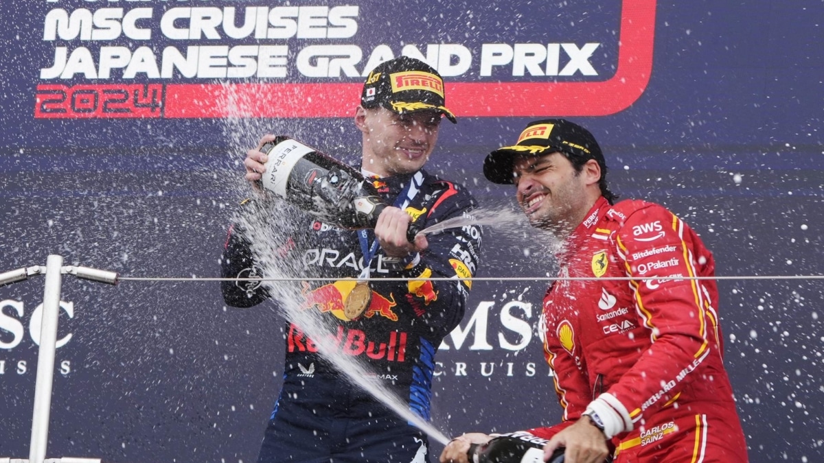 Verstappen y Sainz, en el podio de Suzuka (Japón).
