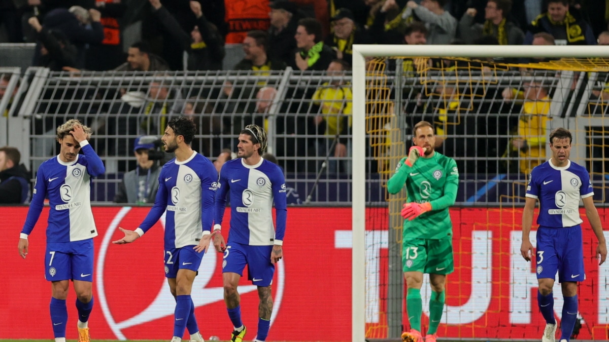 Los jugadores del Atlético de Madrid se lamentan tras uno de los goles del Borussia Dortmund