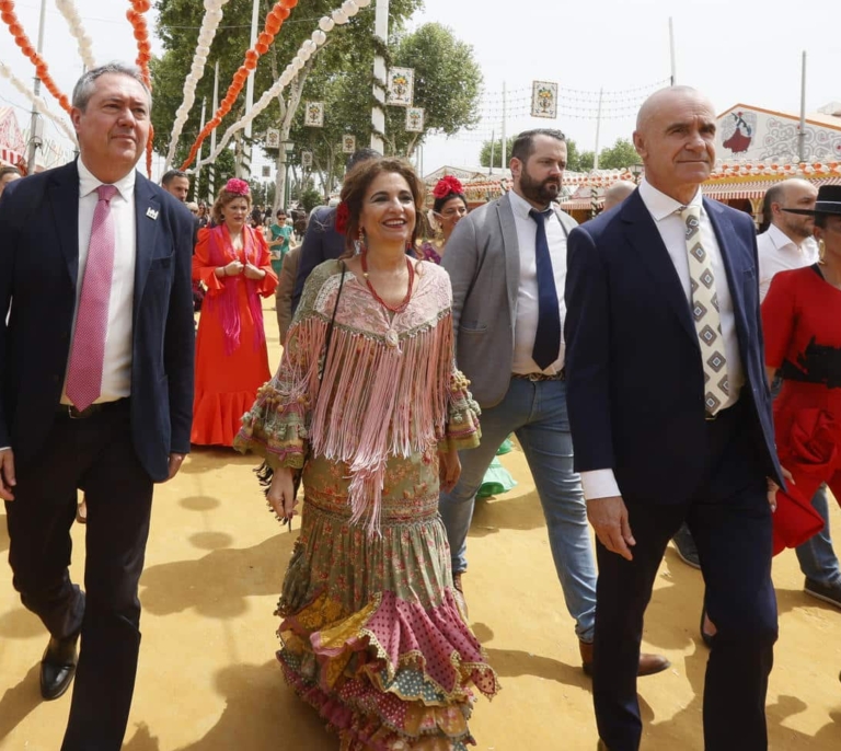 María Jesús Montero, desde la Feria de Abril contra la Comunidad de Madrid