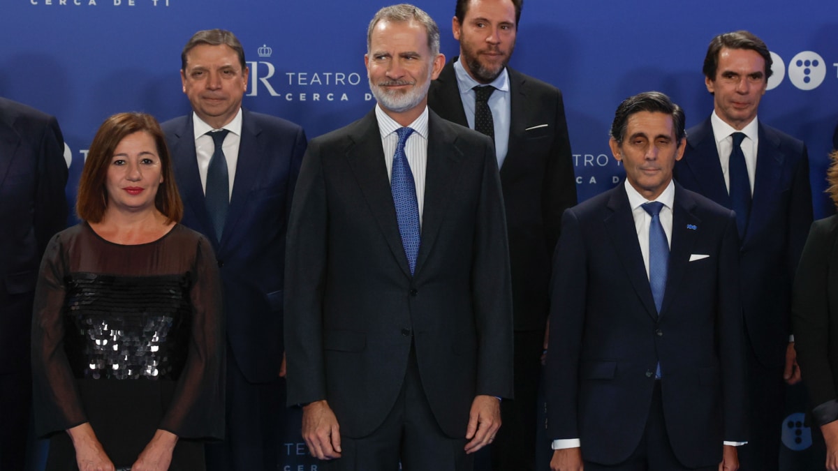 El rey Felipe VI (c) junto a la presidenta del Congreso, Francina Armengol (i), el presidente ejecutivo de Telefónica, José María Álvarez-Pallete (2d), el ex presidente del Gobierno FJosé María Aznar (d), y los ministros
