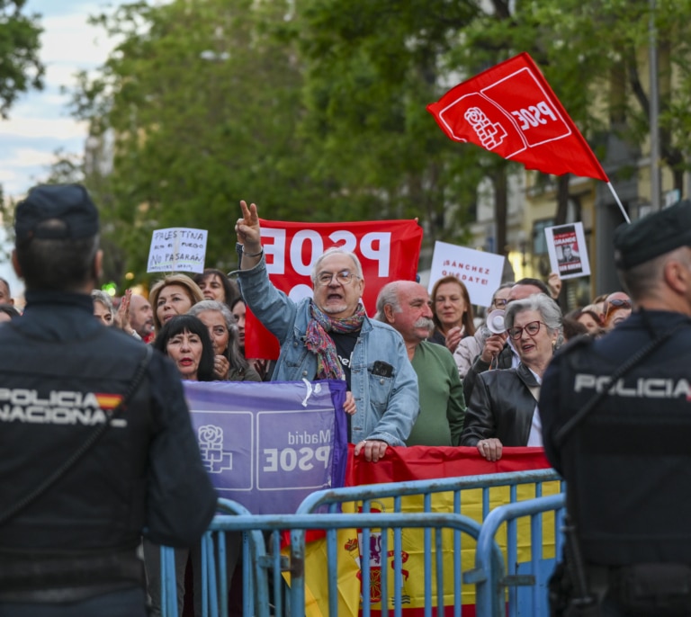 Un PSOE unido celebra un histórico comité entre el pesimismo y la esperanza de que las bases convenzan a Sánchez