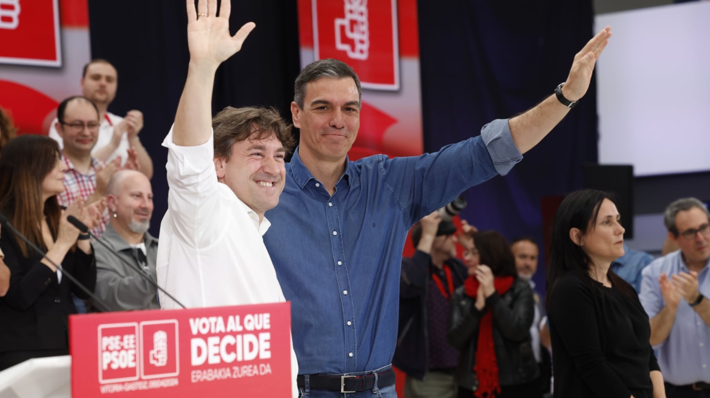 VITORIA, 06/04/2024.- El presidente del Gobierno, Pedro Sánchez (d), apoya en un acto electoral al candidato a lehendakari del PSE, Eneko Andueza (i). EFE/Miguel Toña