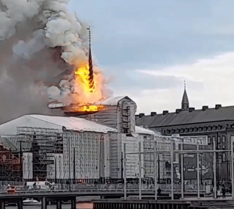 Copenhague vive su particular "Notre Dame": el edificio de la antigua bolsa, envuelto en llamas