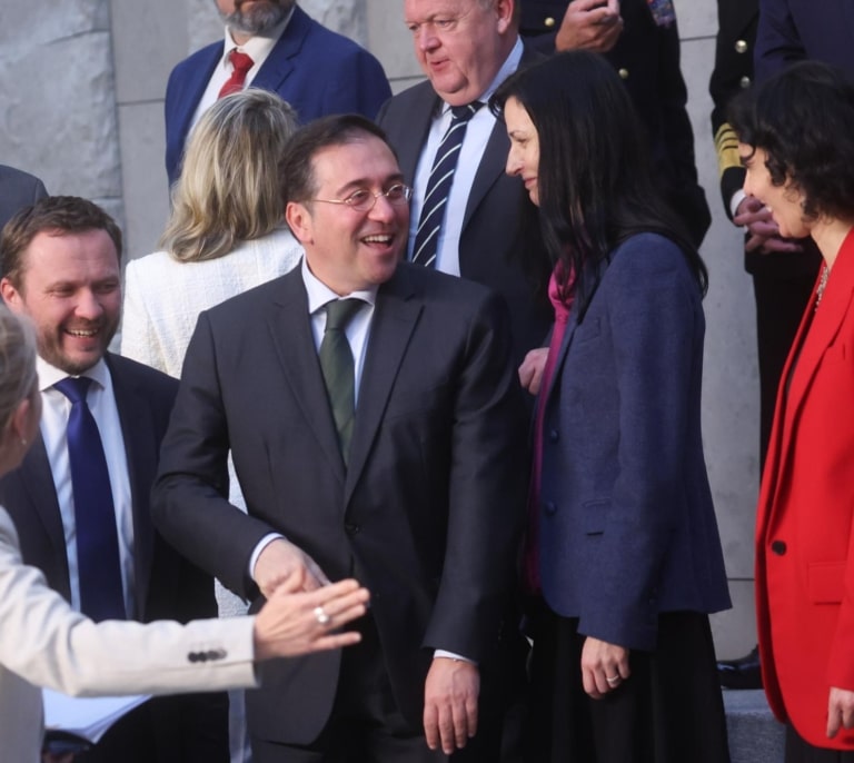 Albares se opone a otorgar la nacionalidad española a los saharauis y defiende la venta de armas a Marruecos
