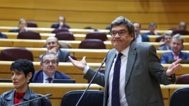 El ministro Escrivá se encara con un senador del PP que hablaba por teléfono