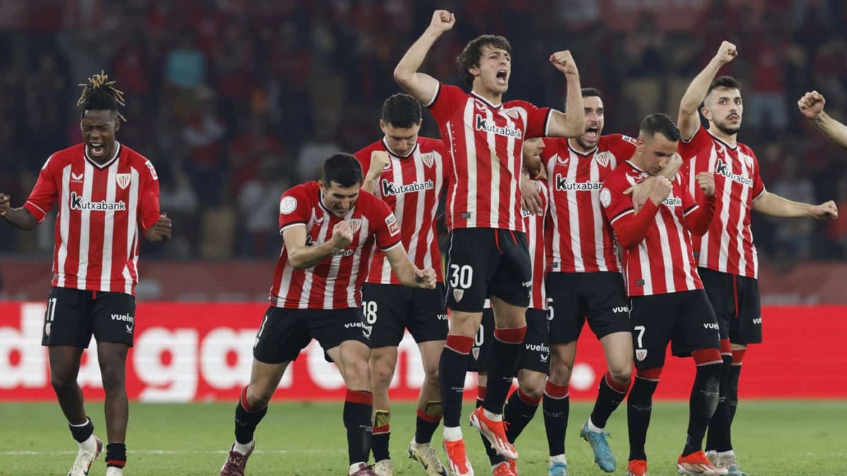 Los jugadores del Athletic celebran la Copa del Rey en Sevilla.