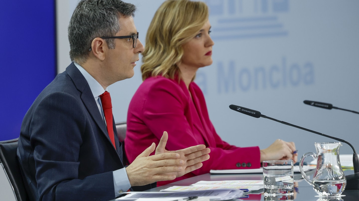 MADRID, 23/04/2024.- El ministro de la Presidencia, Relaciones con las Cortes y Memoria Democrática, Félix Bolaños, y la ministra de Educación y portavoz del Gobierno, Pilar Alegría, durante la rueda de prensa posterior a la reunión semanal del Consejo de Ministros, este martes en Moncloa. EFE/ JJ Guillén