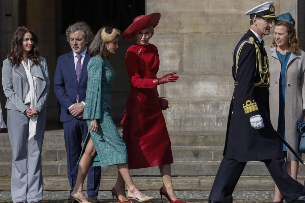 Durante el recibimiento de los reyes de España en Holanda se comentó que Letizia estaba seria. Se la vio hablando con sinceridad y expresividad con la reina Máxima. 