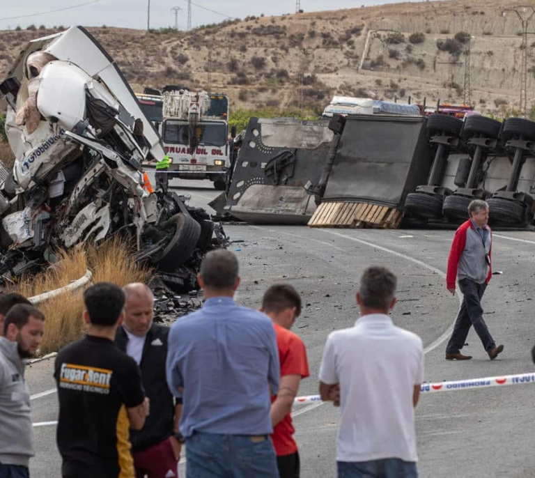 Mueren dos camioneros tras un choque frontal de sus tráileres en Murcia