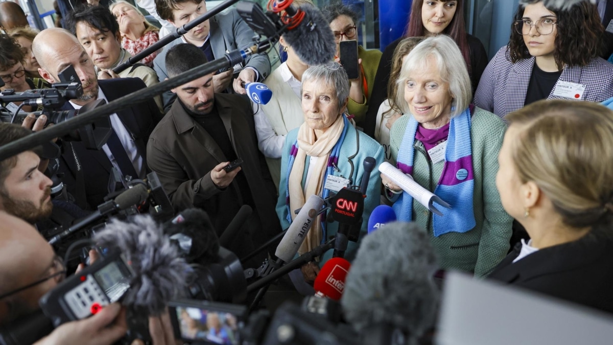 Las activistas climáticas suizas celebran la sentencia.