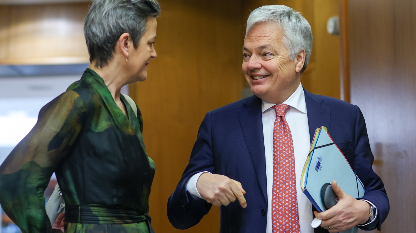 Brussels (Belgium), 27/03/2024.- EU Commission Executive Vice-President for A Europe Fit for the Digital Age and Competition Margrethe Vestager (L) and European Commissioner for Justice Didier Reynders (R) converse at the start of the European Commission's weekly college meeting in Brussels, Belgium, 27 March 2024. The EU Commission will unveil on 27 March the Higher Education Package. The proposal aims to create cross-border bachelor's, master's, and doctoral programs. (Bélgica, Bruselas) EFE/EPA/OLIVIER HOSLET
