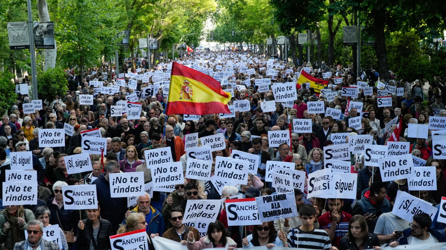-FOTODELDÍA- MADRID, 28/04/2024.- Un momento de la marcha con el lema "Por amor a la democracia" convocada por el colectivo La Plaza Madrid y que ha transcurrido este domingo por el centro de Madrid. EFE/ Borja Sánchez-Trillo