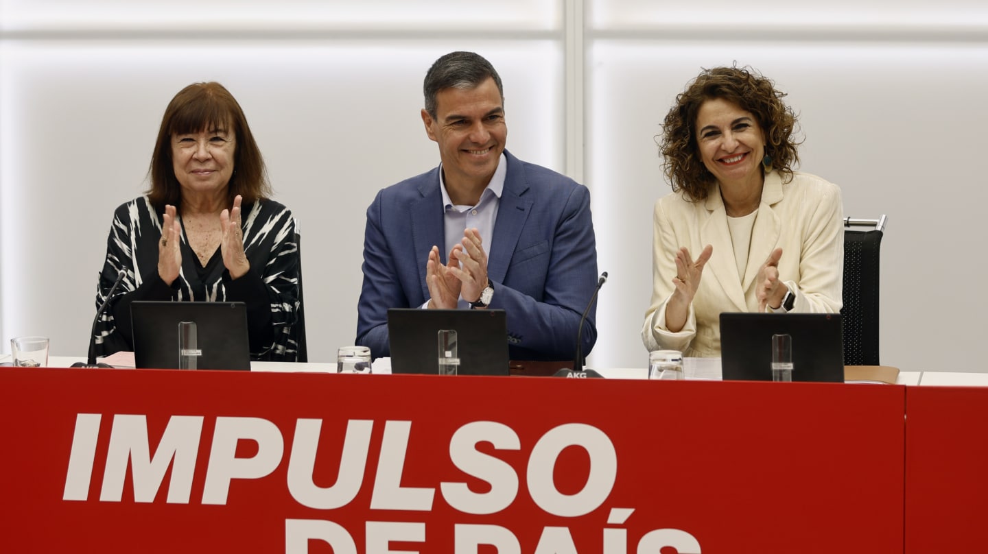 MADRID, 22/04/2024.- El presidente del Gobierno y secretario general del PSOE, Pedro Sánchez (c) junto a la presidenta de la formación, Cristina Narbona (i), y la vicesecretaria general, María Jesús Montero (d), preside la reunión de la Ejecutiva Federal, este lunes en Madrid. EFE/ Rodrigo Jimenez