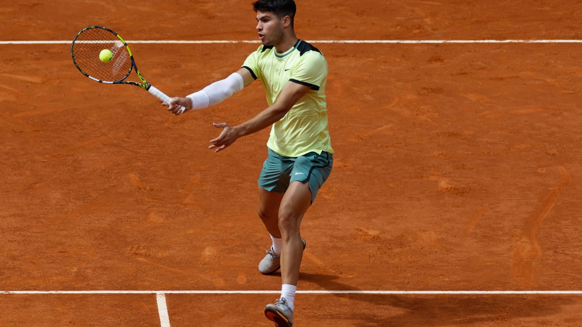 El tenista Carlos Alcaraz devuelve la bola al kazajo Aleksandr Shevchenko en el Mutua Madrid Open