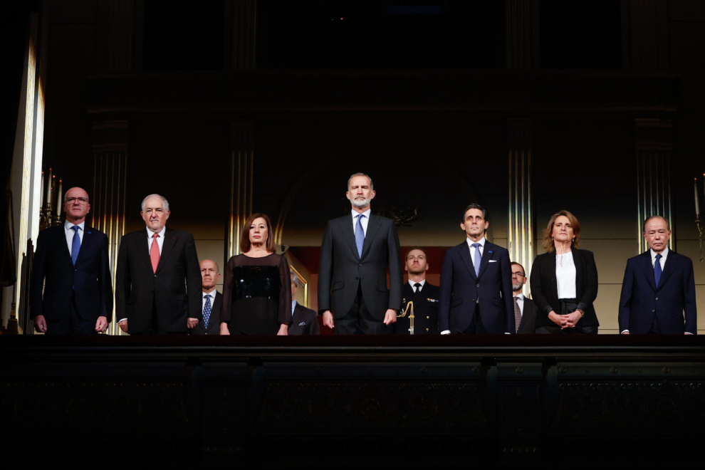 El rey Felipe VI (c), junto a la presidenta del Congreso, Francina Armengol (3i), el presidente ejecutivo de Telefónica, José María Álvarez-Pallete 