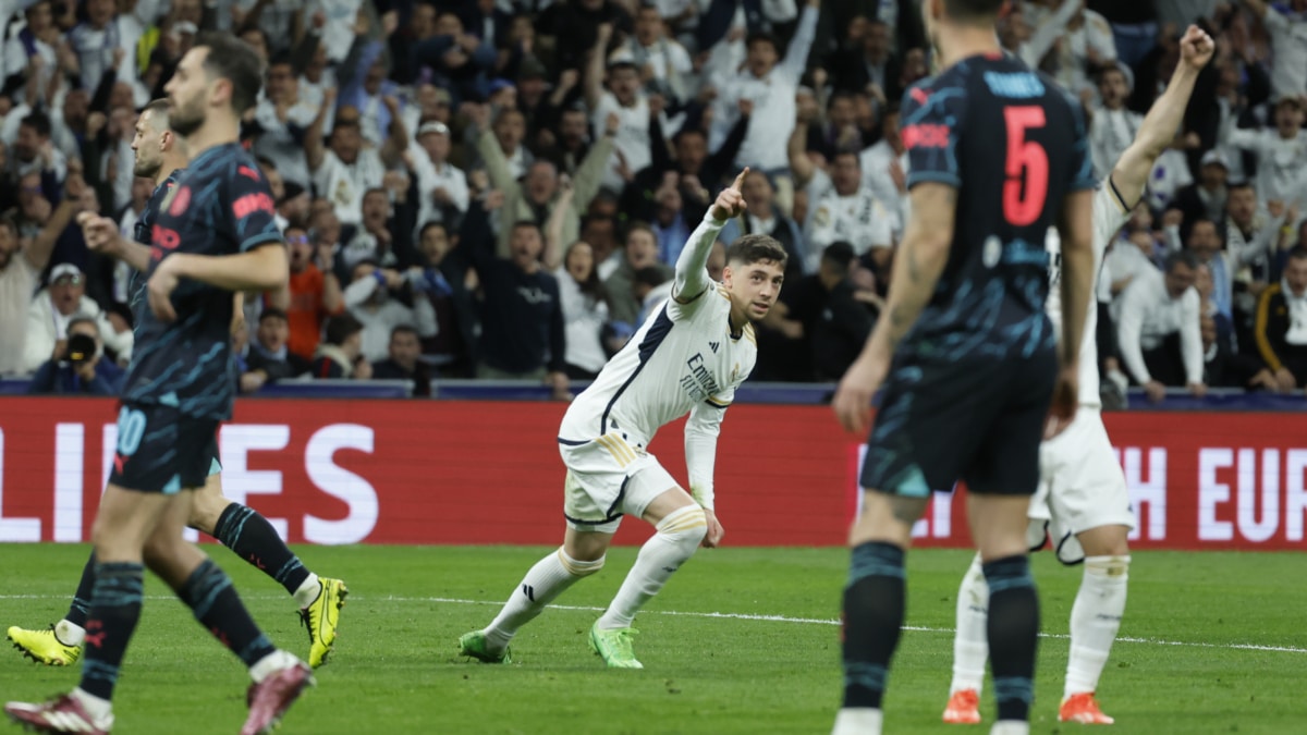 El centrocampista del Real Madrid Fede Valverde (c) celebra su gol durante el partido de ida de cuartos de final de la Liga de Campeones