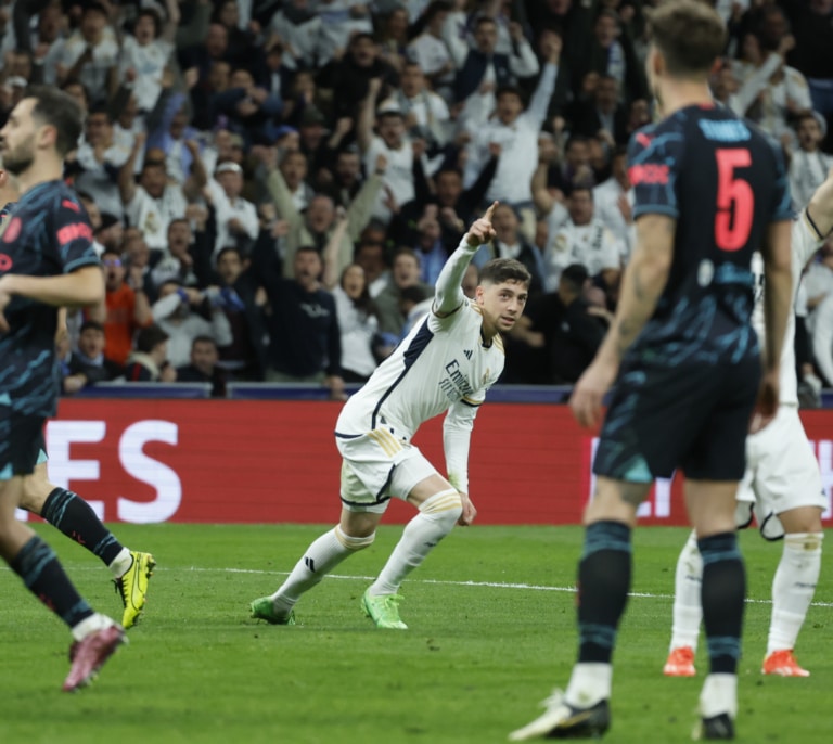 El Madrid y el City (3-3) honran al fútbol en el nuevo Bernabéu