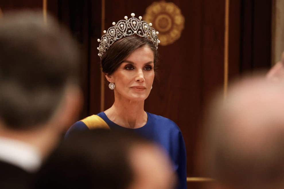 La reina Letizia se mantuvo sentada durante el besamanos y al entrar los Reyes en la cena ya estaba en su sitio. 