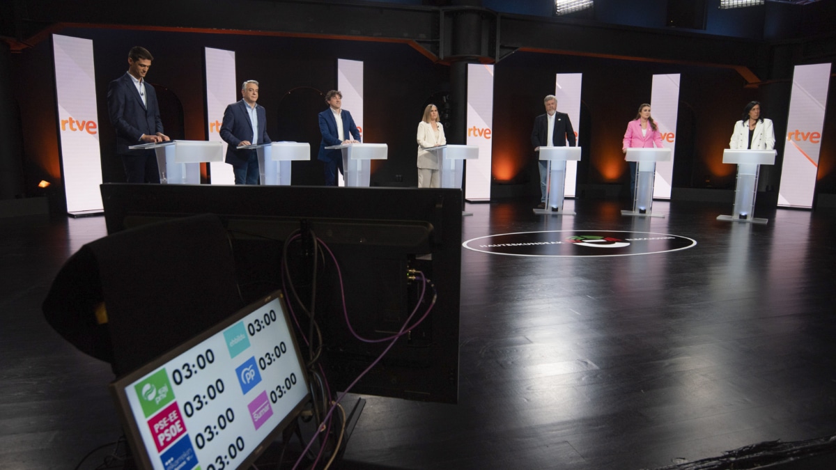 PNV y PSE se acusan en el primer debate de buscar pactos con Bildu, "lo están deseando"