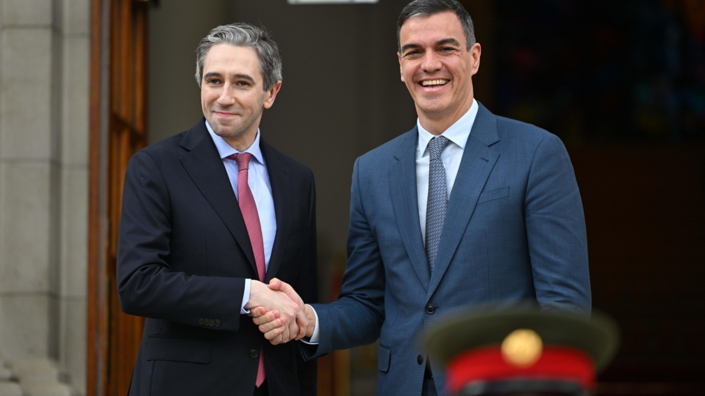Dublin (Ireland), 12/04/2024.- Irish Taoisech Simon Harris (L) welcomes Spanish Prime Minister Pedro Sanchez prior to their meeting at Government Buildings in Dublin, Ireland, 12 April 2024. Prime Ministers Harris and Sanchez held a meeting on plans for recognition of the statehood of Palestine. (Irlanda, España) EFE/EPA/BRYAN MEADE