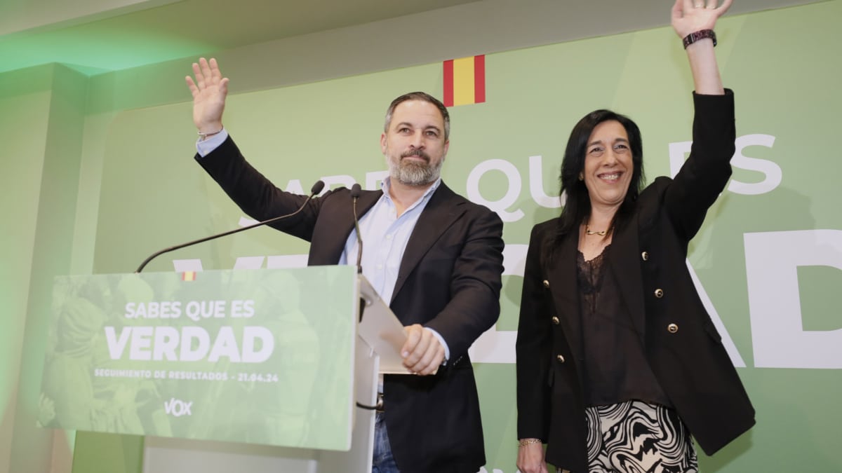 El presidente de Vox, Santiago Abascal, interviene en una comparecencia electoral tras conocerse los resultados en Euskadi, junto a su candidata, Amaia Martínez