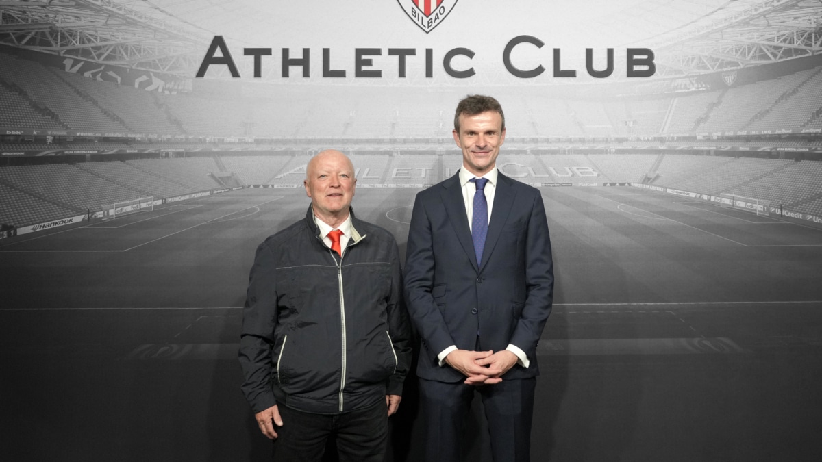 (I-D) Gerardo Flores, el aficionado fallecido, junto a Jon Uriarte, presidente del Athletic Club de Bilbao