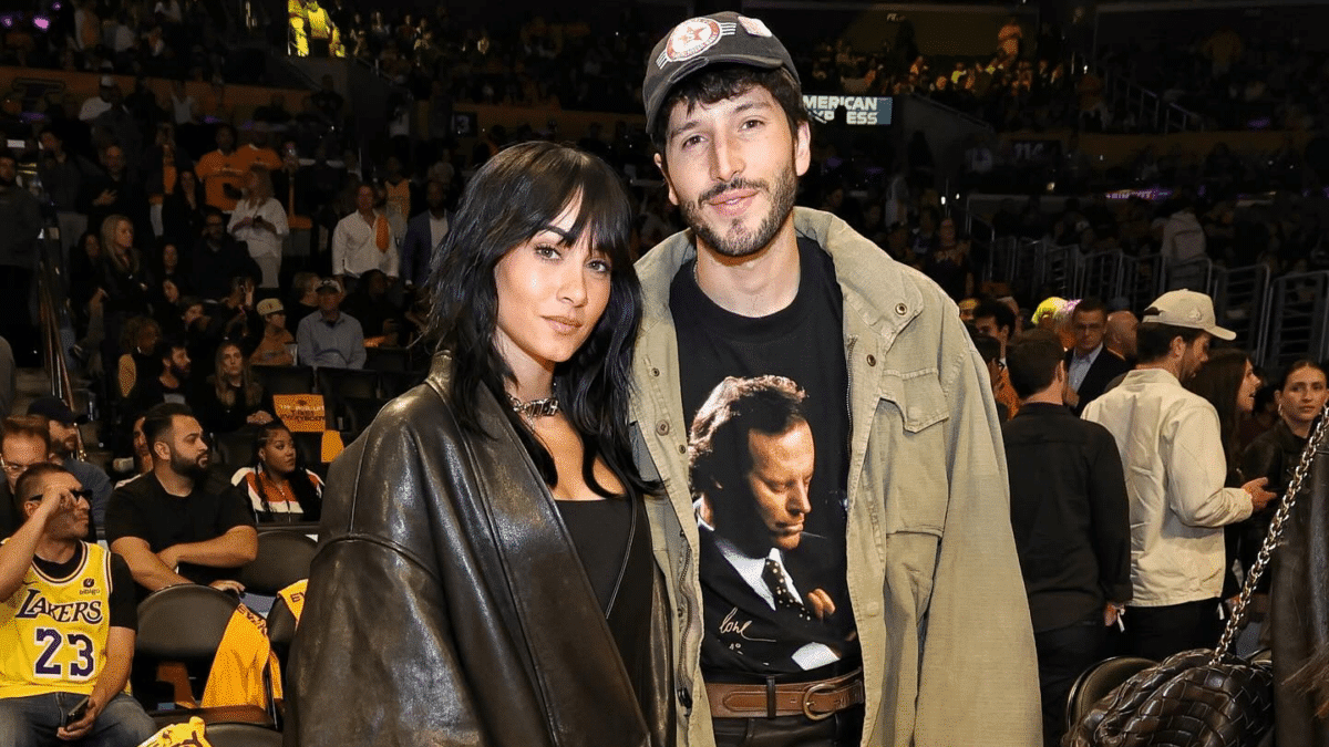 Aitana y Sebastian Yatra posan en el partido de los Lakers, en Los Ángeles.