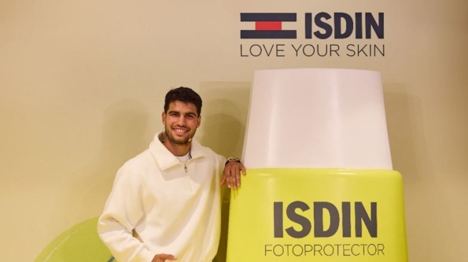 Carlos Alcaraz poses with ISDIN photoprotector