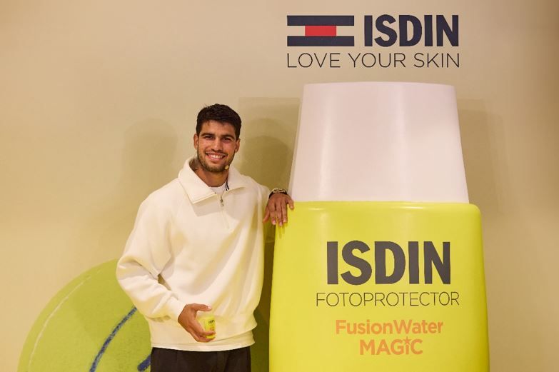 Carlos Alcaraz posa con el fotoprotector de ISDIN