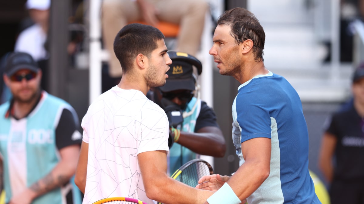 Carlos Alcaraz y Rafael Nadal se saludan después de su partido en el Mutua Madrid Open 2022