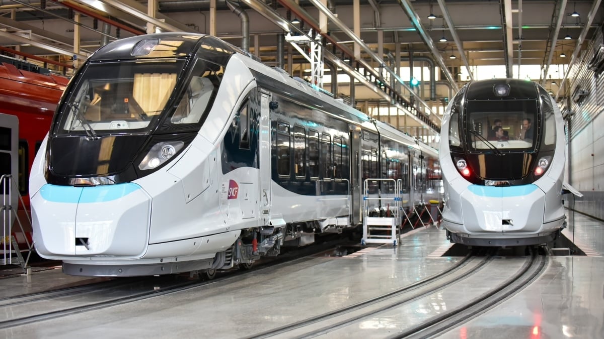 Algunos de los nuevos trenes de ancho métrico de Renfe, en CAF