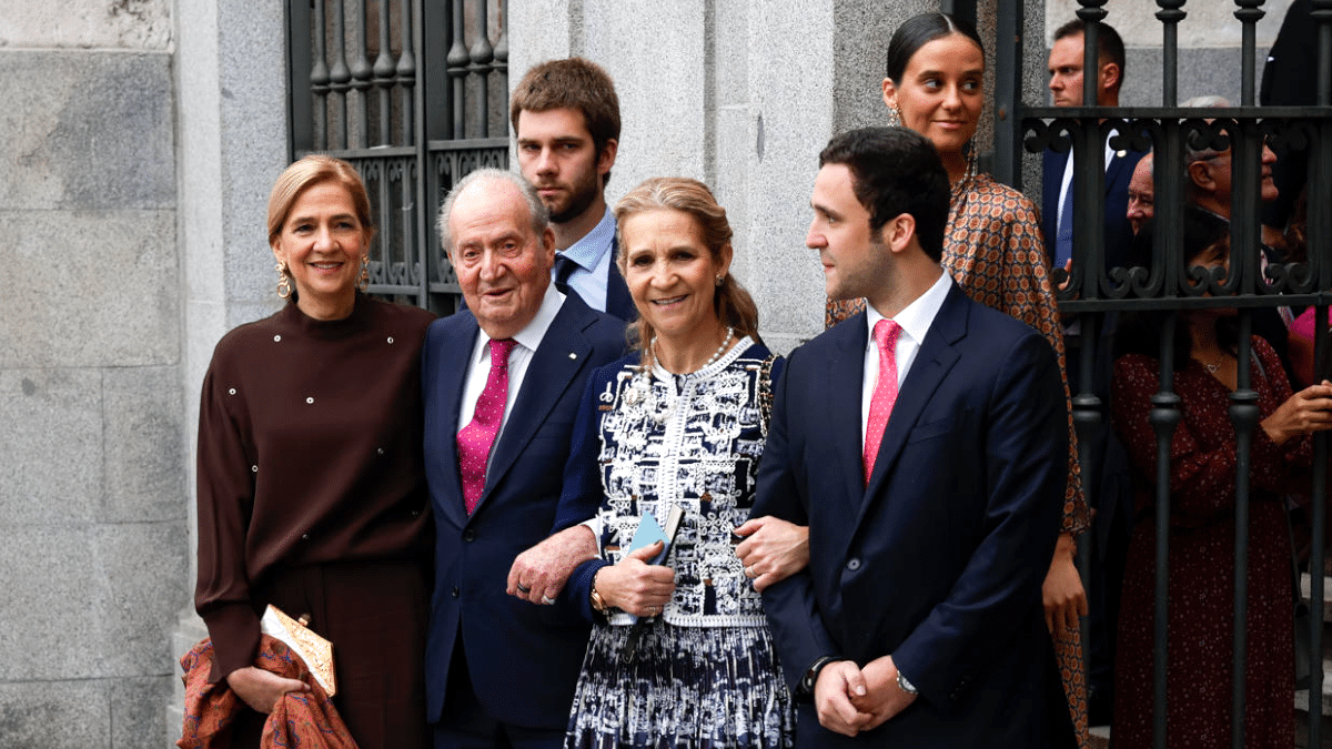 El rey emérito Juan Carlos I acompañado por sus hijas, las infantas Cristina y Elena, y sus nietos Felipe Juan Froilán de Marichalar, Victoria Federica de Marichalar y Juan Valentín Urdangarín, a su salida de la boda del alcalde de Madrid, José Luis Martínez-Almeida.