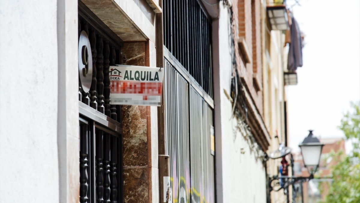 Un cartel de 'Alquila' de una inmobiliaria, en un portal en Madrid.