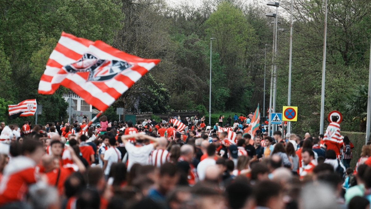Decenas de aficionados siguen al autobús del Athletic Club de Bilbao a su salida de las instalaciones del equipo, a 5 de abril de 2024