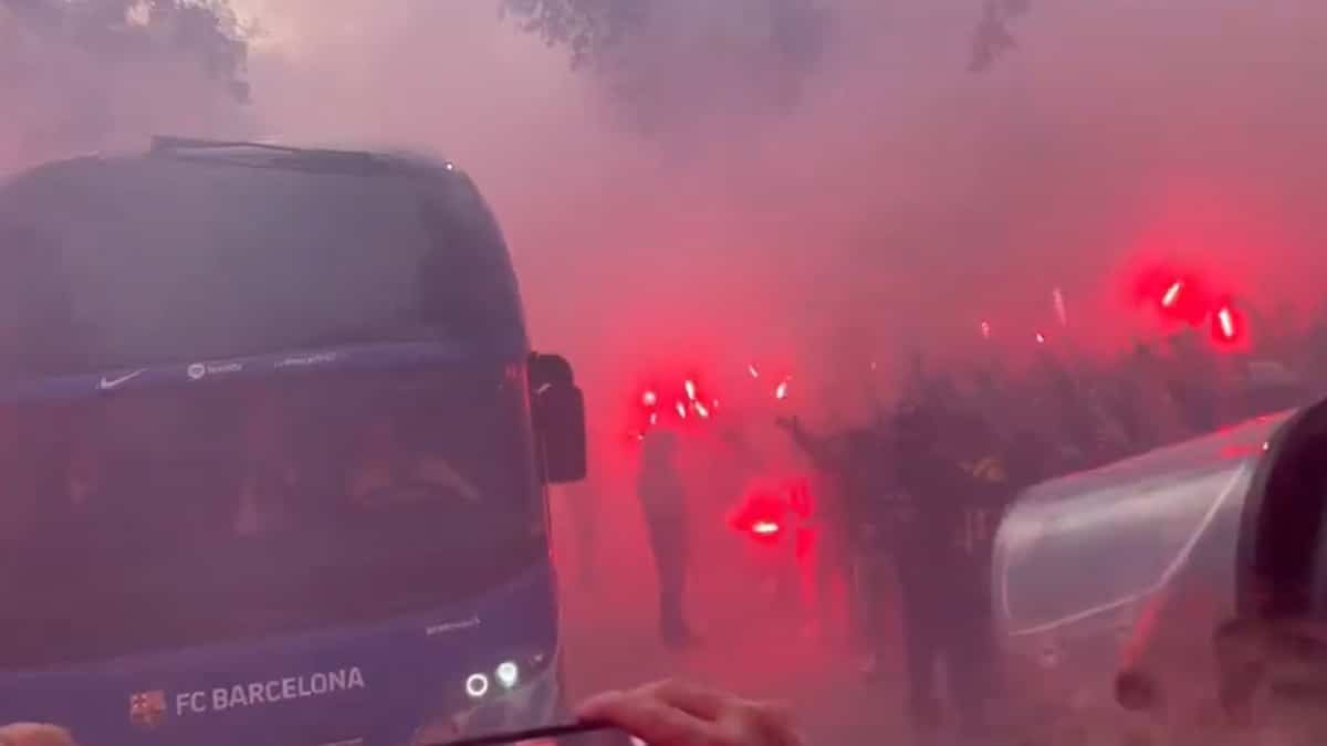 Autobús del FC Barcelona recibe una lluvia de objetos de su afición por confusión