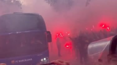 Aficionados del Barça confunden el autobús del equipo con el del PSG y lo apedrean