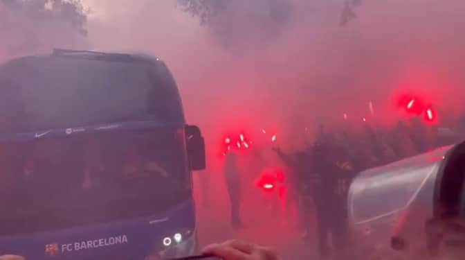 Aficionados del Barça confunden el autobús del equipo con el del PSG y lo apedrean
