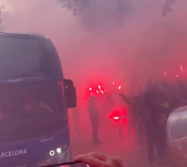 Aficionados del Barça confunden el autobús del equipo con el del PSG y lo apedrean