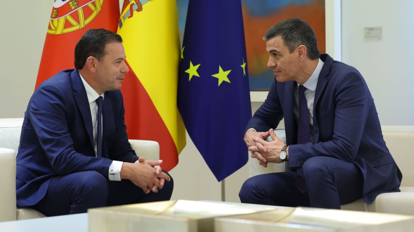 MADRID, 15/04/2024.- El presidente del Gobierno, Pedro Sánchez (d) se reúne con el primer ministro de la República de Portugal, Luís Montenegro, este lunes en el Palacio de la Moncloa. EFE/ Kiko Huesca