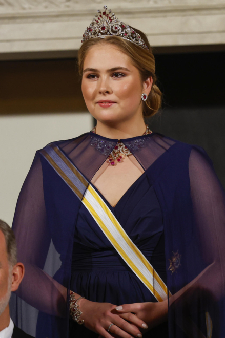 La princesa heredera de Países Bajos, Amalia de Orange, luce la tiara de Pavo Real, hecha de diamantes y rubíes. 